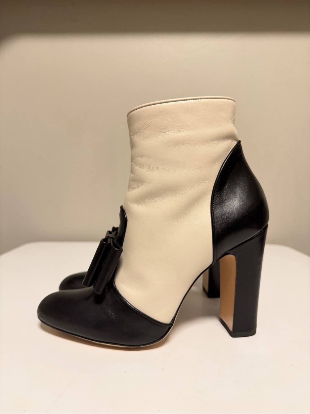Bionda Castana Black / Magnolia White Bow Detail Block-heel Ankle Boots EU 37 US
